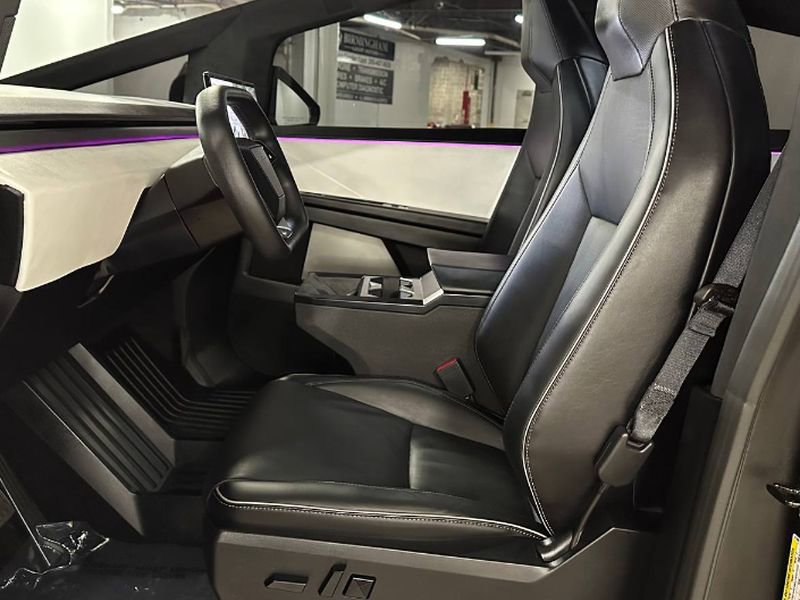 Used 2024 Tesla Cybertruck AWD Crew Cab image 20