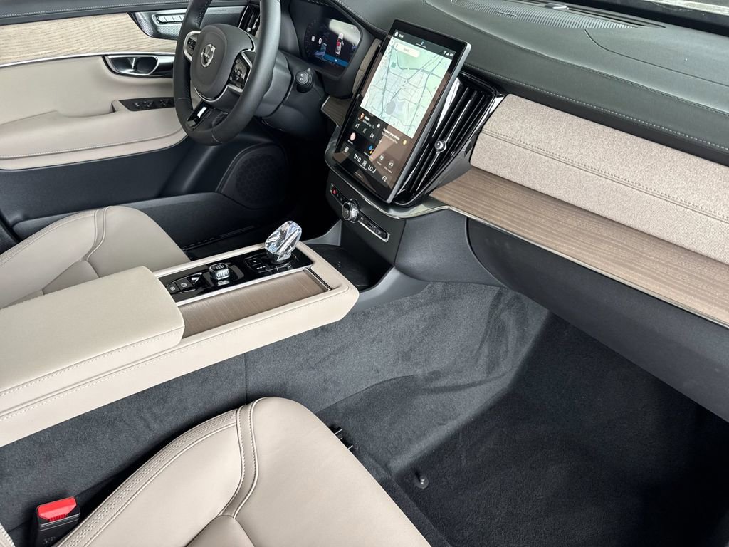 New 2026 Volvo XC90 T8 Plus w/ Protection Package Premier AWD/4WD image 16