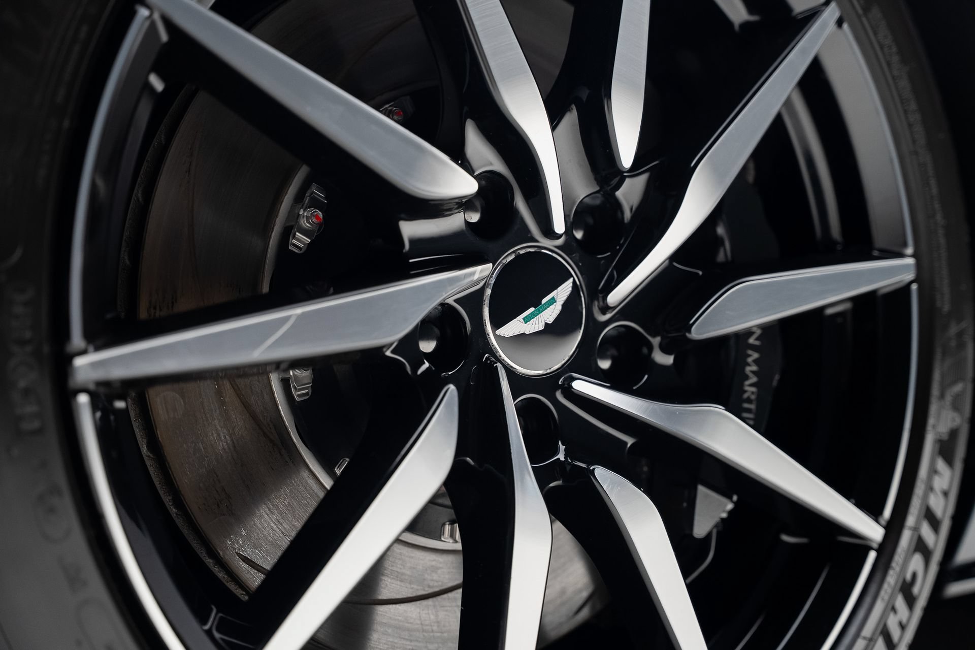 Used 2018 Aston Martin DB11 V12 RWD image 22