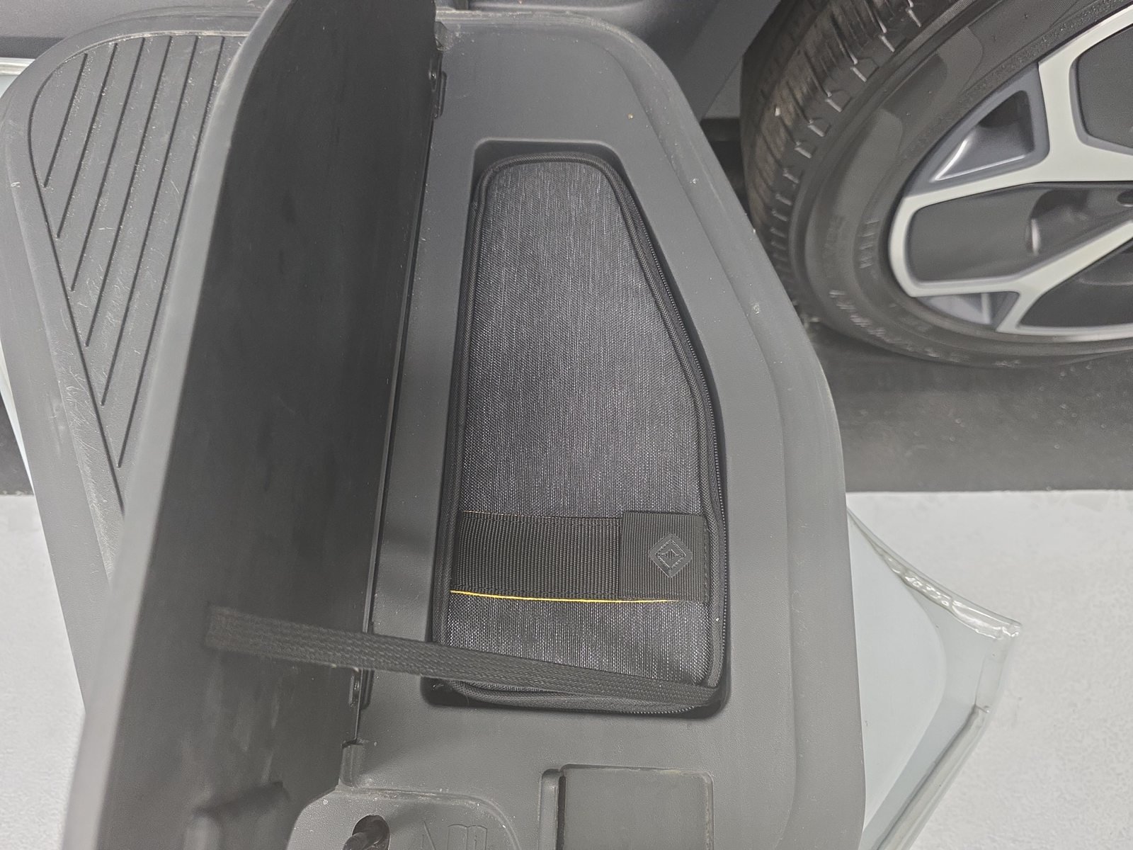 Used 2022 Rivian R1T Adventure AWD/4WD image 32