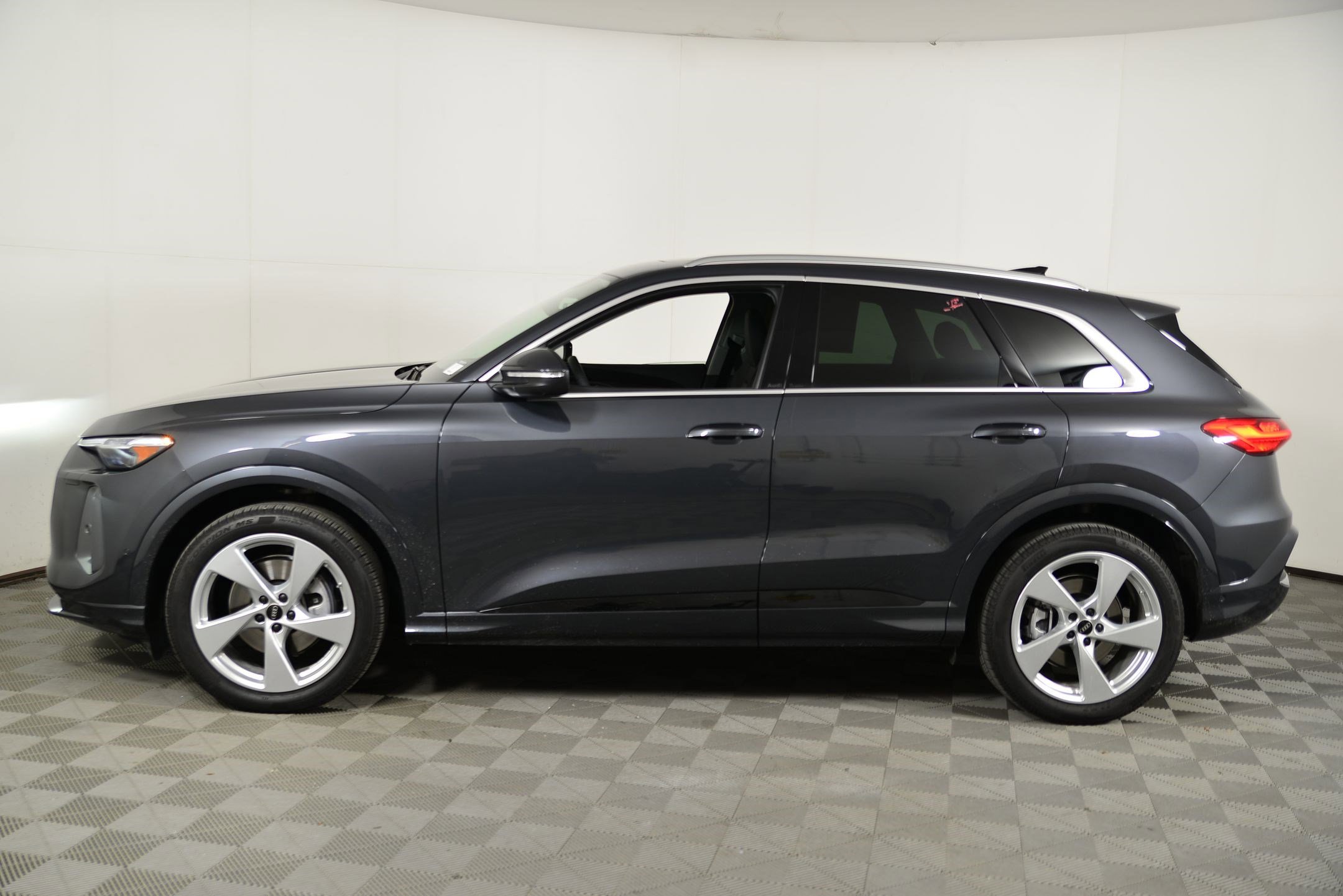 Certified 2025 Audi Q5 Prestige image 2