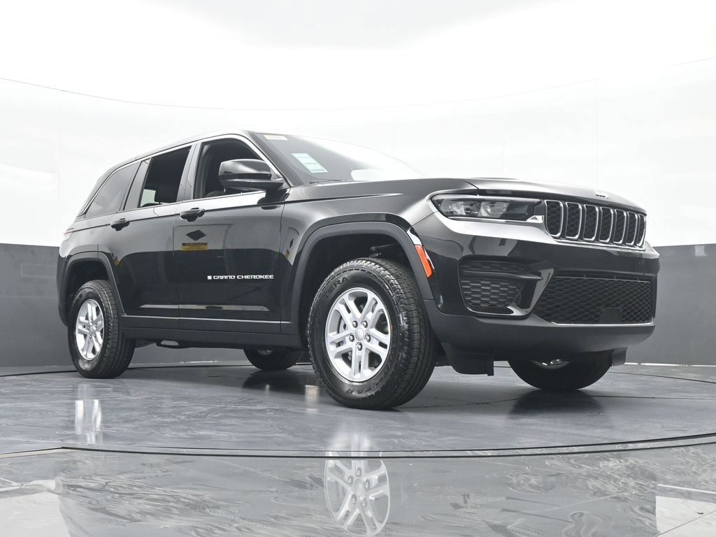 Used 2025 Jeep Grand Cherokee Laredo AWD/4WD image 56