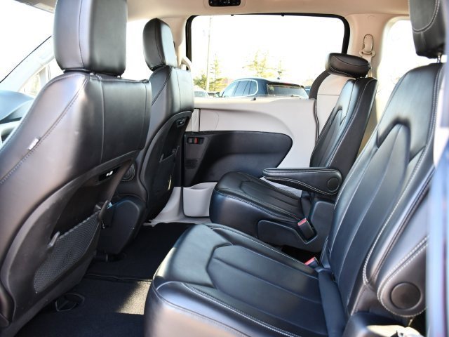 Used 2024 Chrysler Pacifica Touring-L image 21