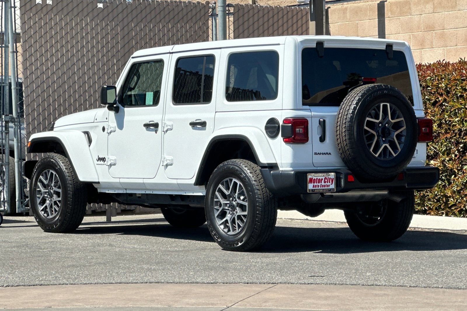 Used 2025 Jeep Wrangler Sahara image 6