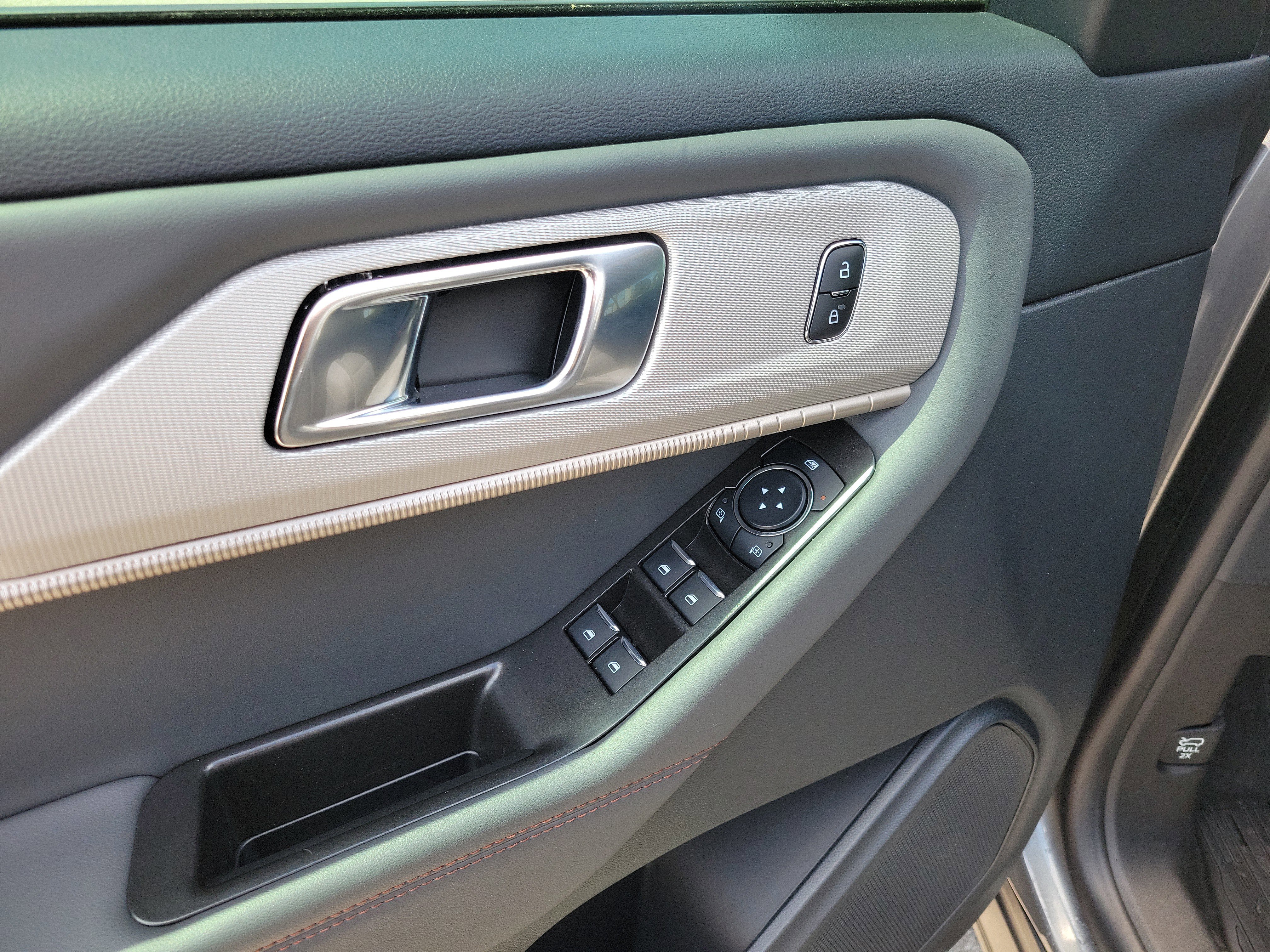 Used 2025 Ford Explorer Active AWD/4WD image 17