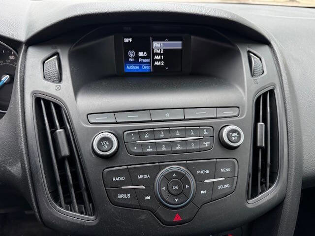 Used 2018 Ford Focus SE w/ SE Appearance Package image 41