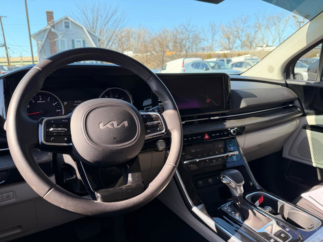 Used 2024 Kia Carnival EX image 13