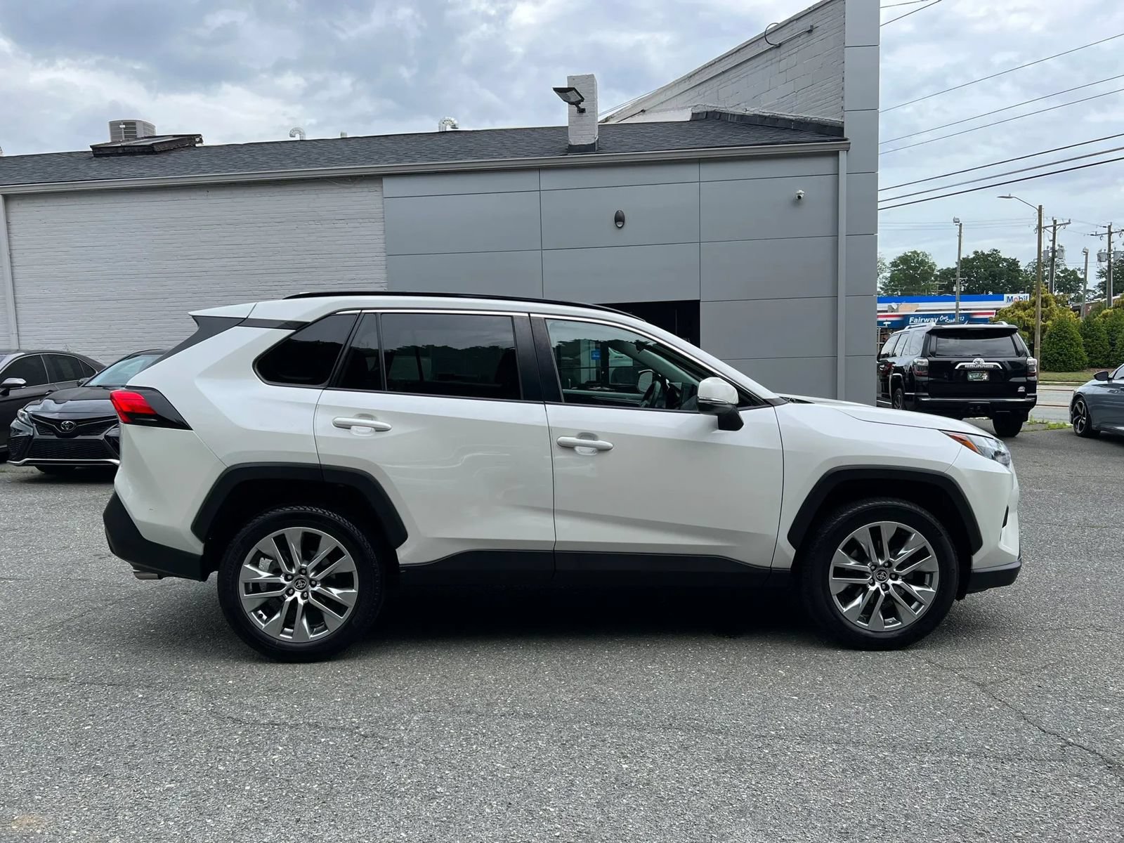 Used 2022 Toyota RAV4 XLE Premium FWD image 3