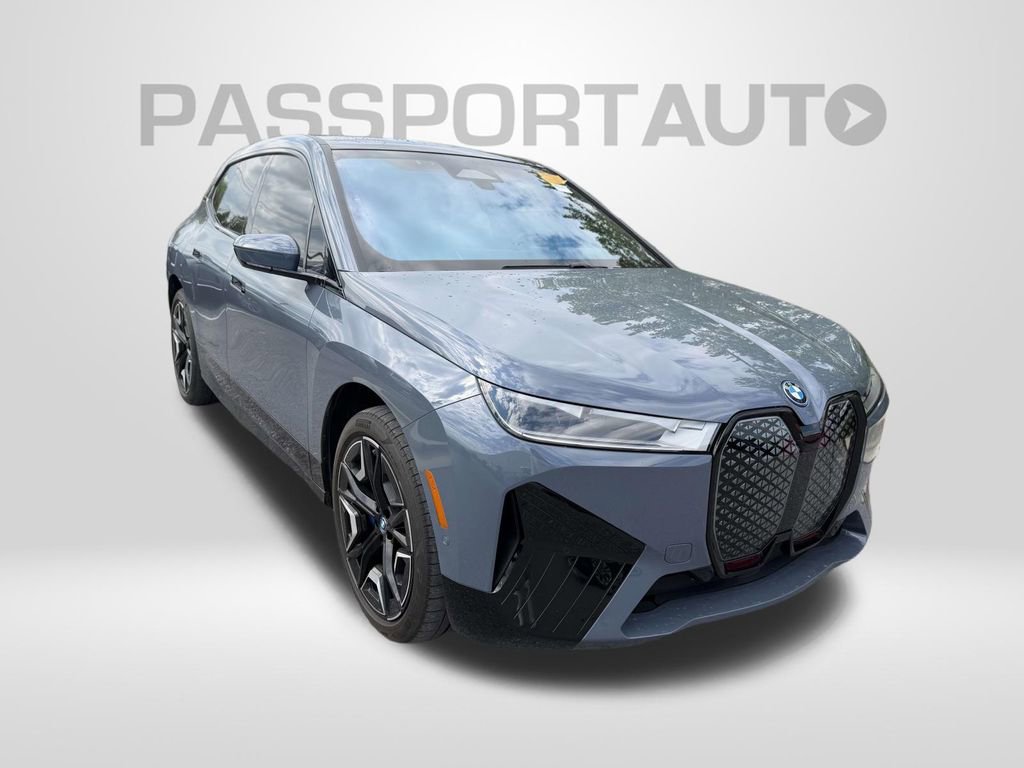 Used 2023 BMW iX xDrive50 w/ Sport Package AWD/4WD image 6