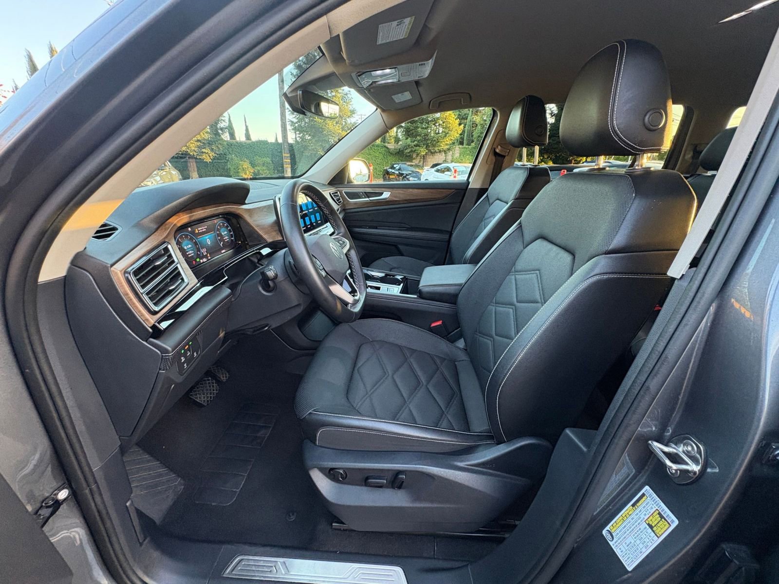 Used 2025 Volkswagen Atlas SE image 30