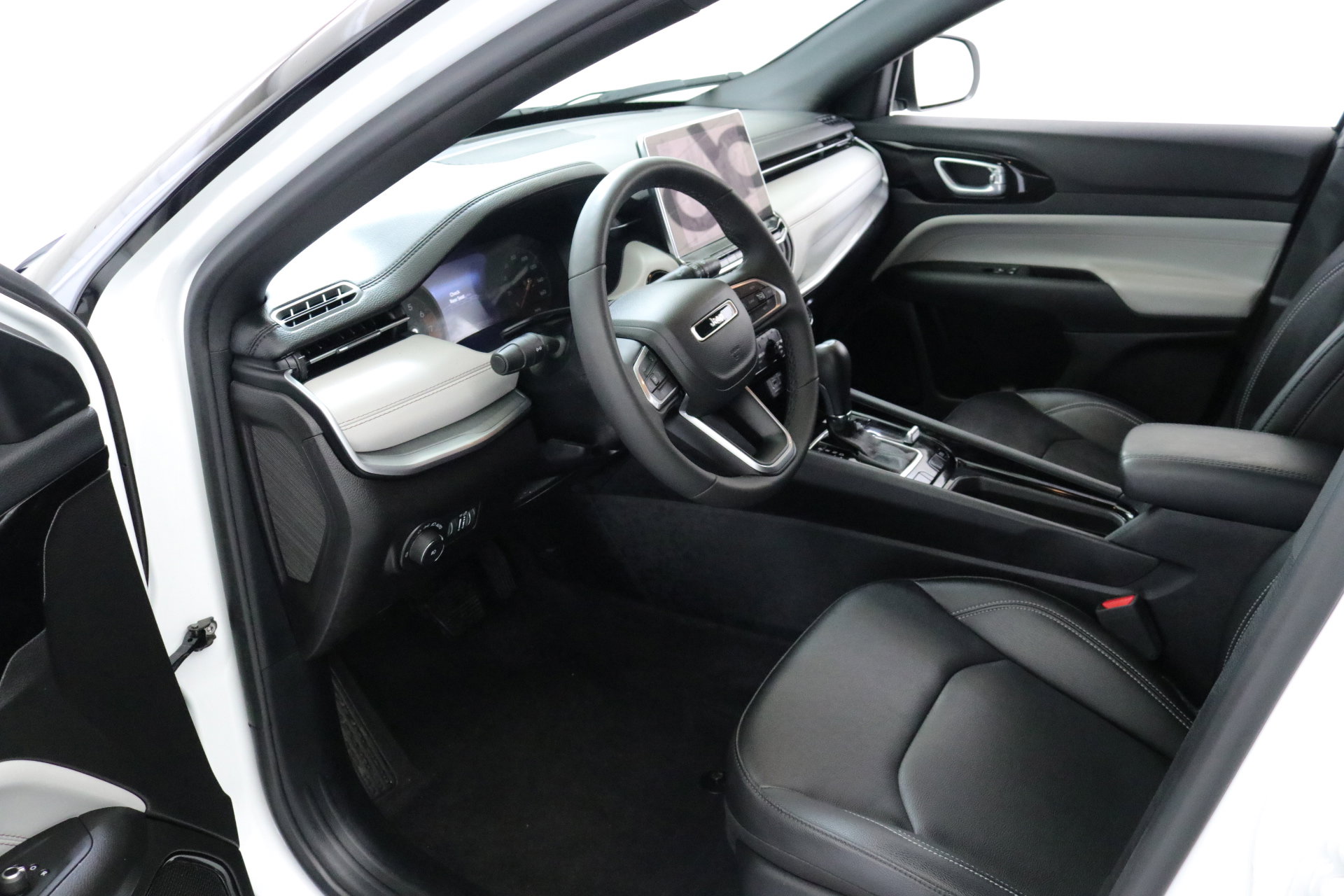 Used 2025 Jeep Compass Limited image 21