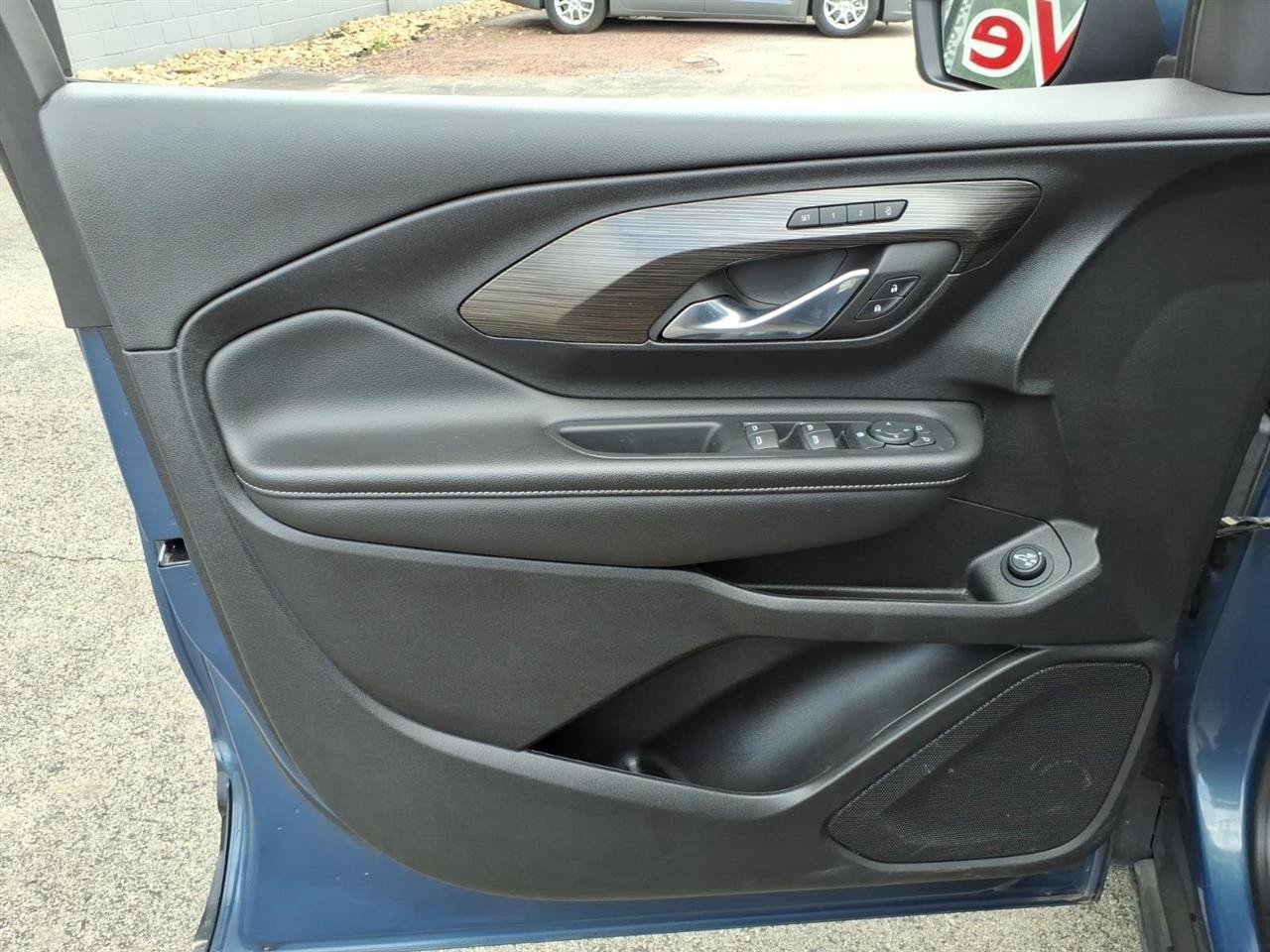 Used 2024 GMC Terrain SLT FWD image 11