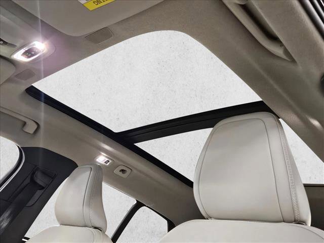 Used 2019 Volvo XC40 T5 Momentum image 16