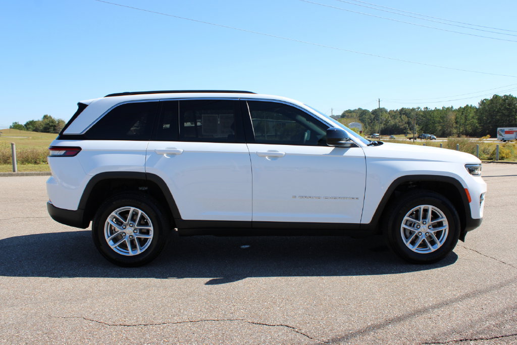 Used 2025 Jeep Grand Cherokee Laredo X RWD image 5