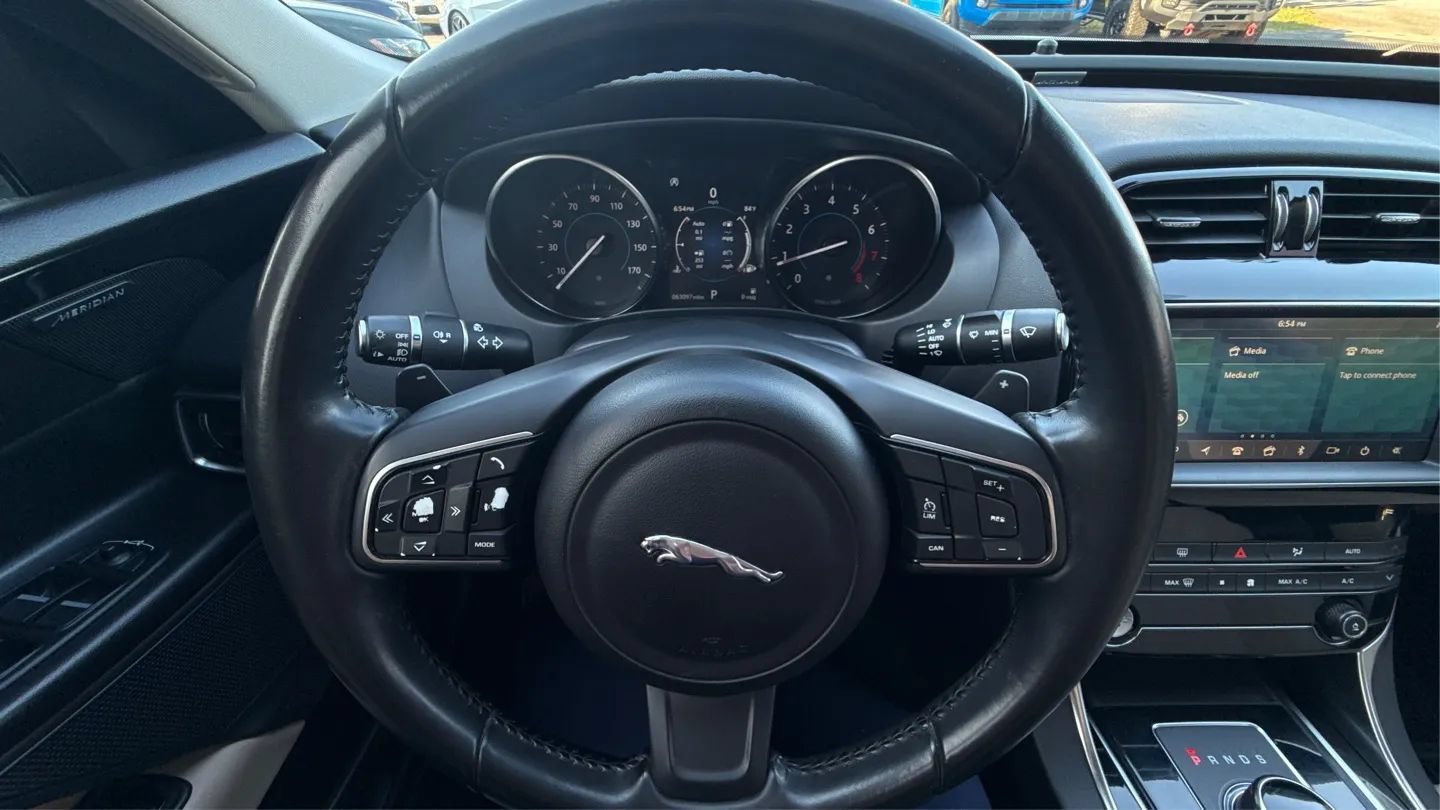 Used 2019 Jaguar XE Premium RWD image 27