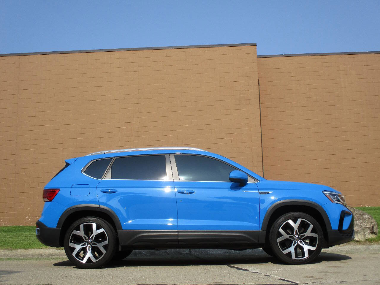 Used 2022 Volkswagen Taos SEL image 9