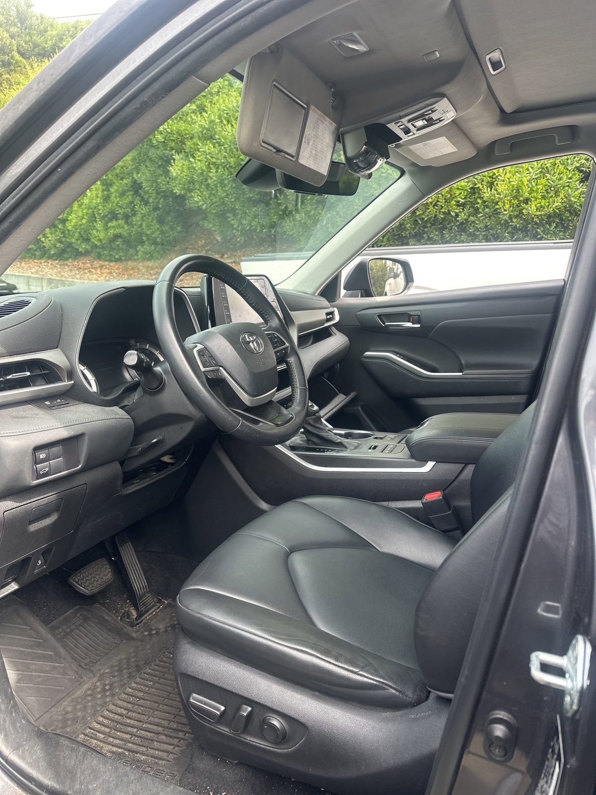 Used 2022 Toyota Highlander XLE AWD/4WD image 8