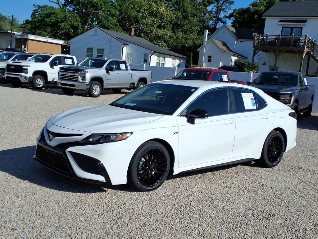 Used 2023 Toyota Camry SE FWD image 3