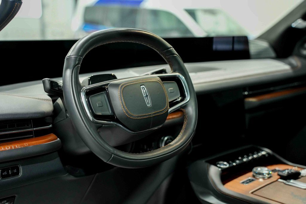 Used 2025 Lincoln Navigator Black Label image 25