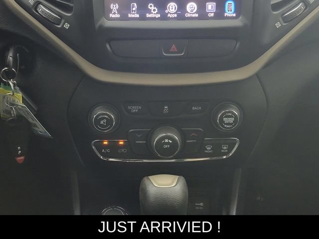 Used 2016 Jeep Cherokee Latitude AWD/4WD image 23