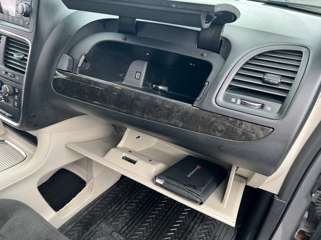 Used 2016 Dodge Grand Caravan SXT w/ UConnect Hands-Free Group image 23