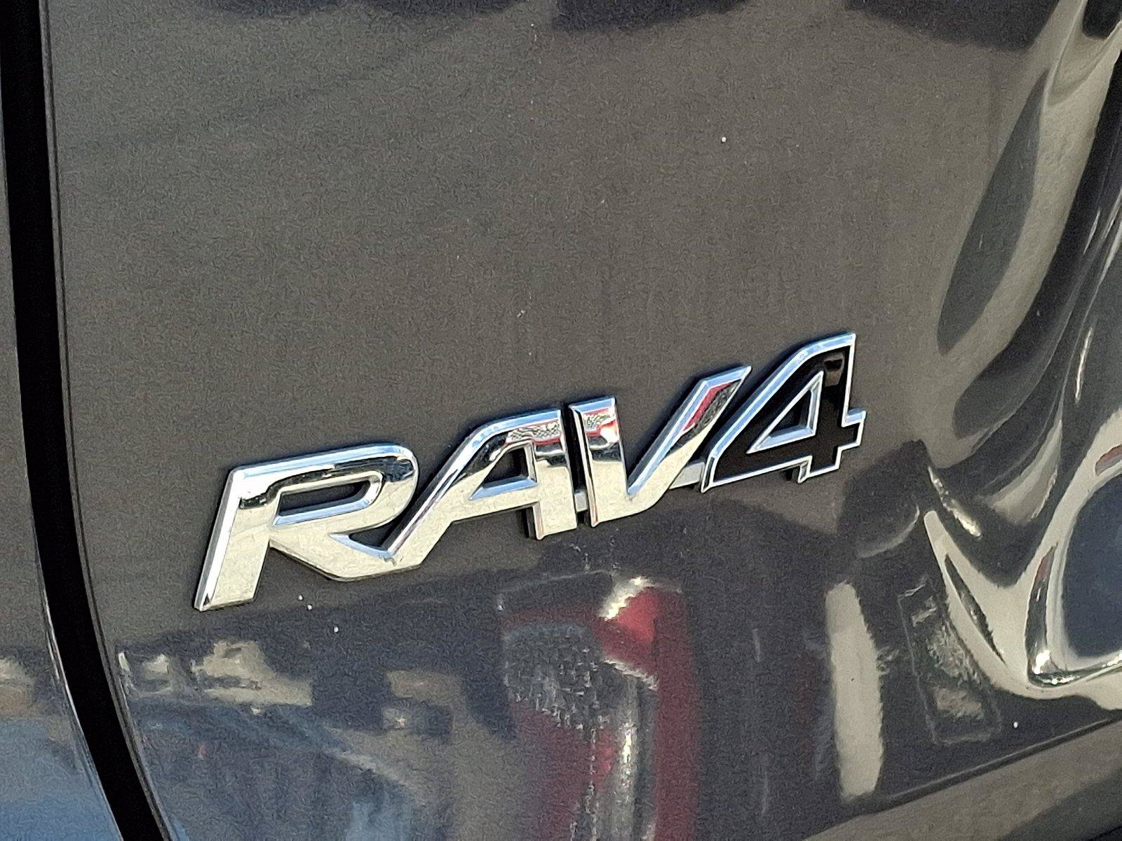 Used 2020 Toyota RAV4 XLE Premium FWD image 30