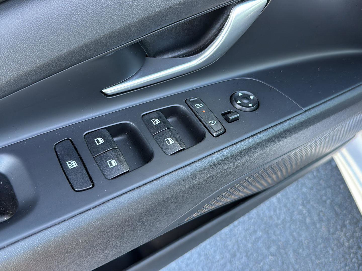 Used 2024 Hyundai Elantra Limited image 31