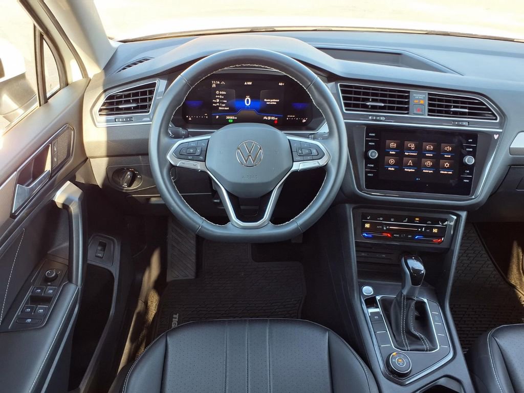 Used 2024 Volkswagen Tiguan SE image 2
