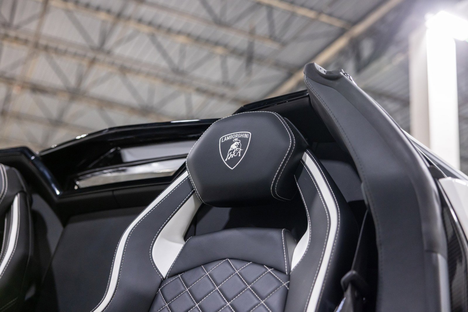 Used 2019 Lamborghini Aventador S image 46