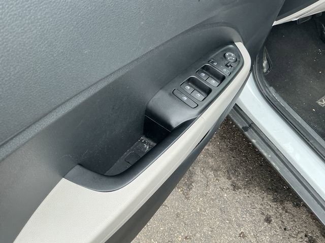 Certified 2024 Hyundai Venue SEL FWD image 12