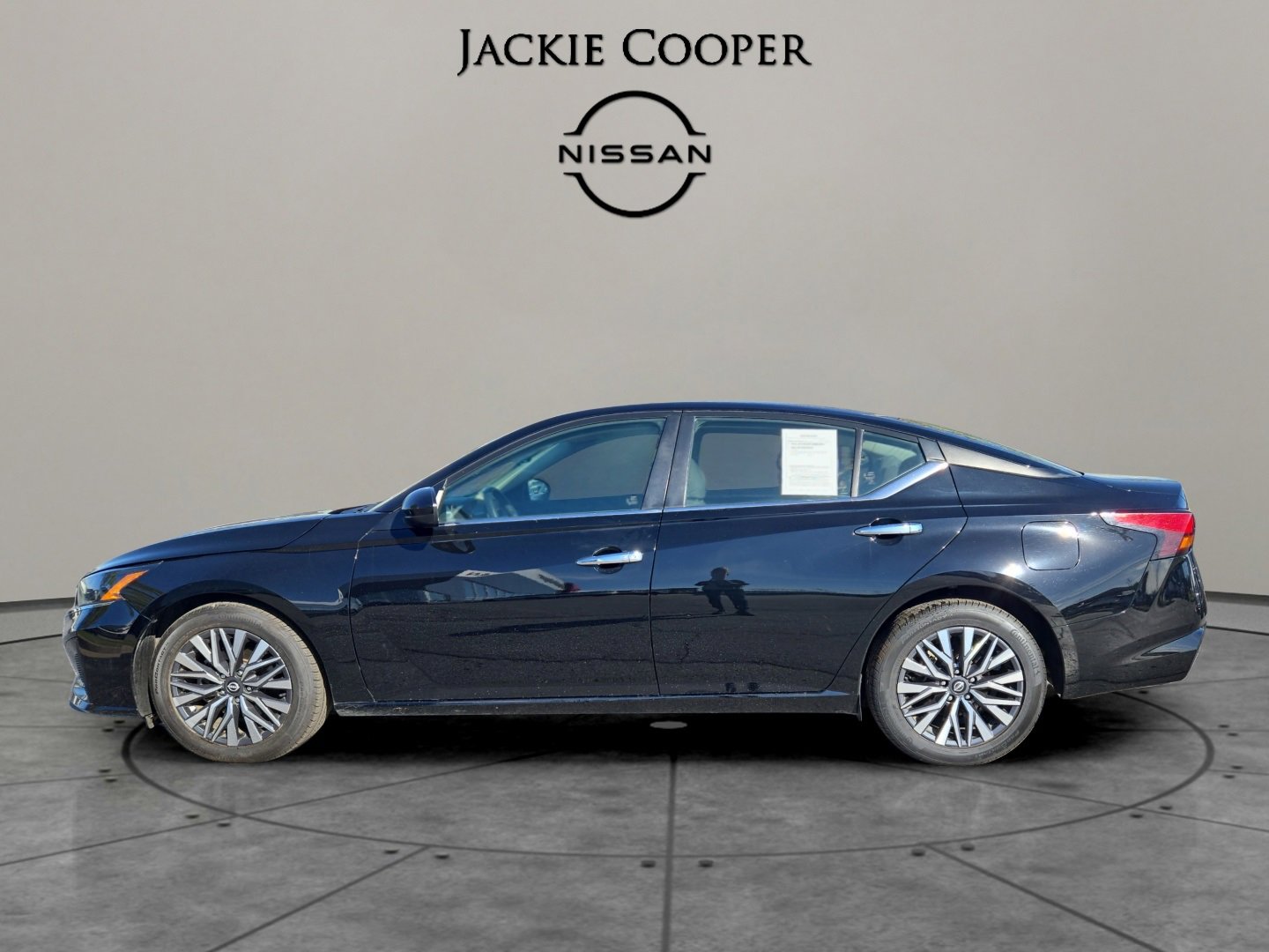 Used 2023 Nissan Altima 2.5 SV image 2