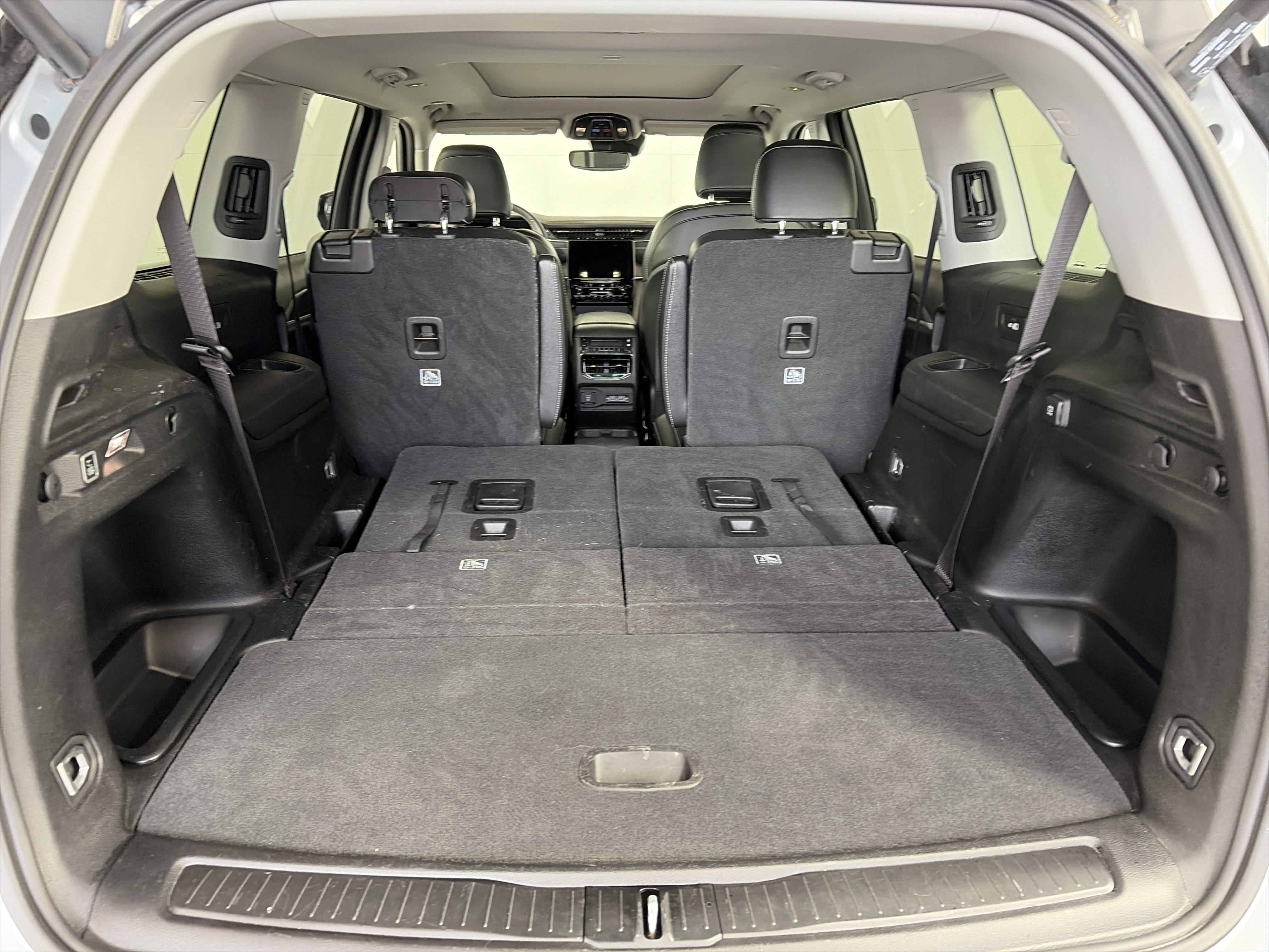 Used 2023 Jeep Grand Cherokee L Limited w/ Trailer Tow Group (B) image 16