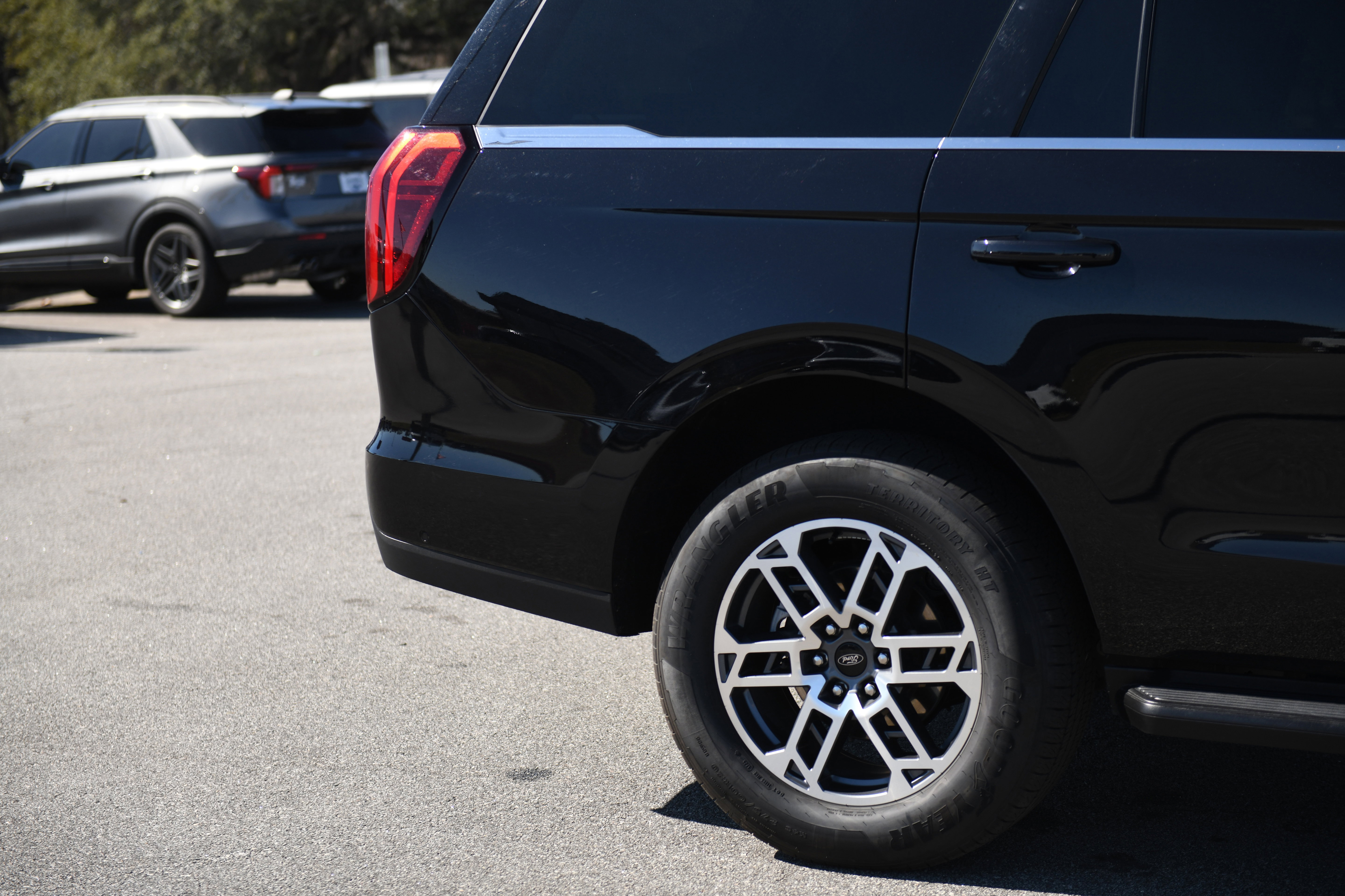 Used 2025 Ford Expedition Active image 4