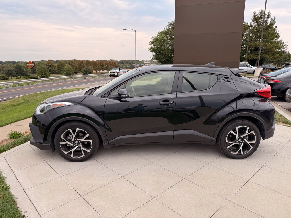 Used 2019 Toyota C-HR XLE FWD image 5
