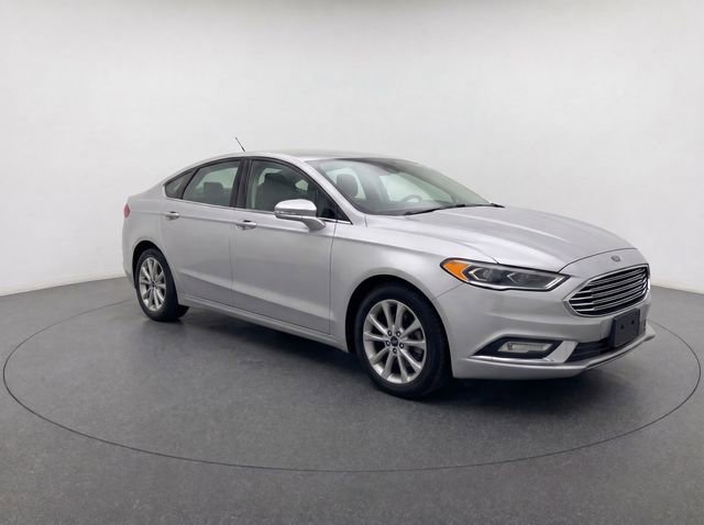 Used 2017 Ford Fusion SE w/ Fusion SE Technology Package FWD image 2