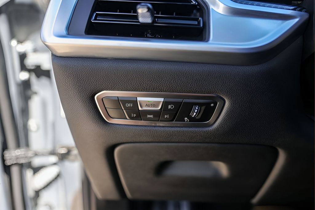 Used 2023 BMW X7 M60i w/ Climate Comfort Package image 15