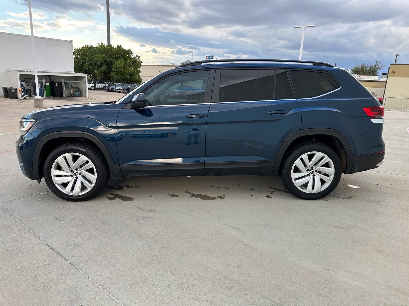 Used 2023 Volkswagen Atlas SE w/ Panoramic Sunroof Package FWD image 4