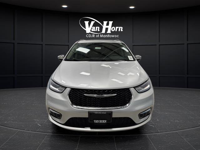 Used 2023 Chrysler Pacifica Limited w/ Uconnect Theater Family Group image 13