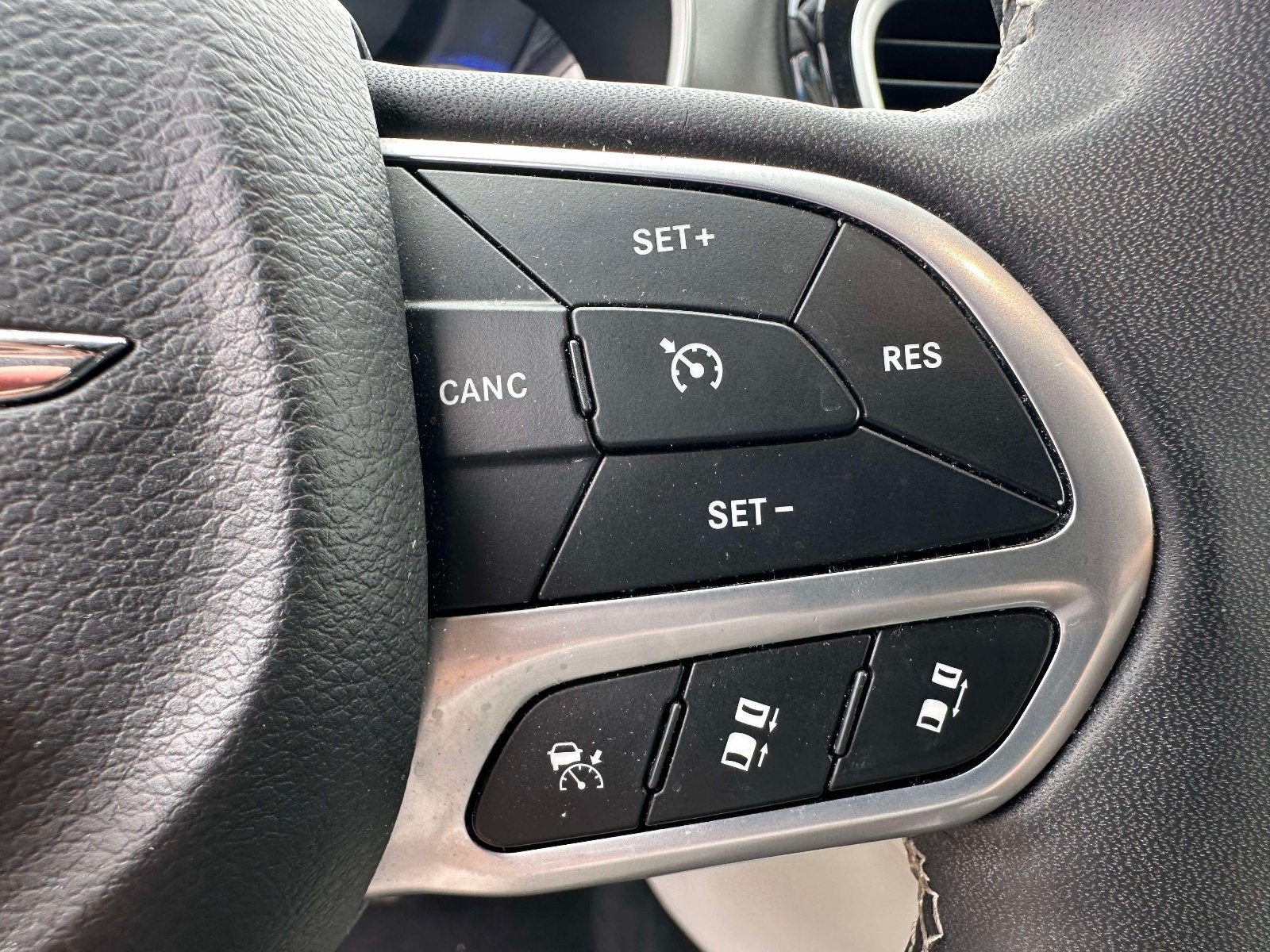 Used 2023 Chrysler Pacifica Touring-L FWD image 12