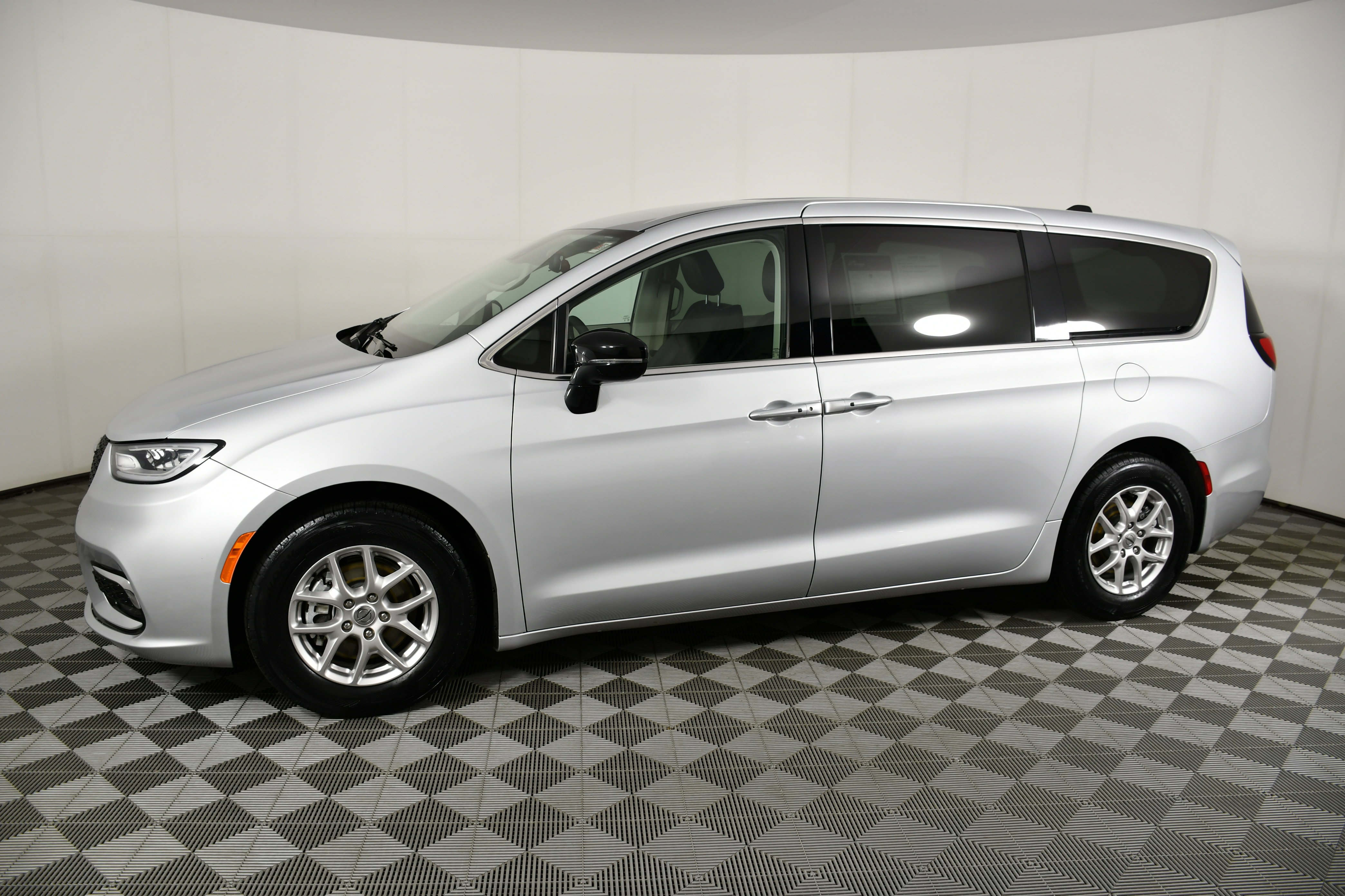 Used 2024 Chrysler Pacifica Touring-L image 9