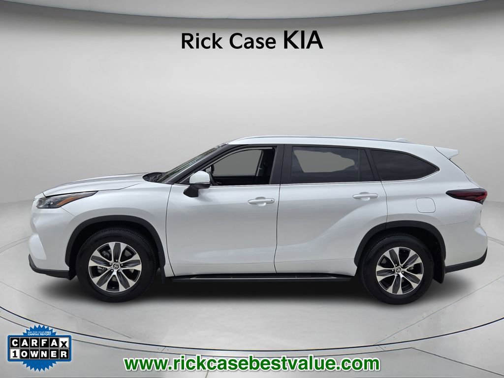Used 2024 Toyota Highlander XLE image 3