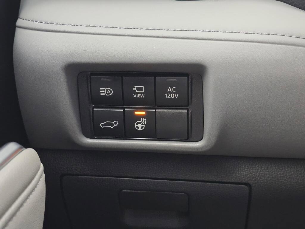 Used 2024 Toyota Highlander Platinum image 26