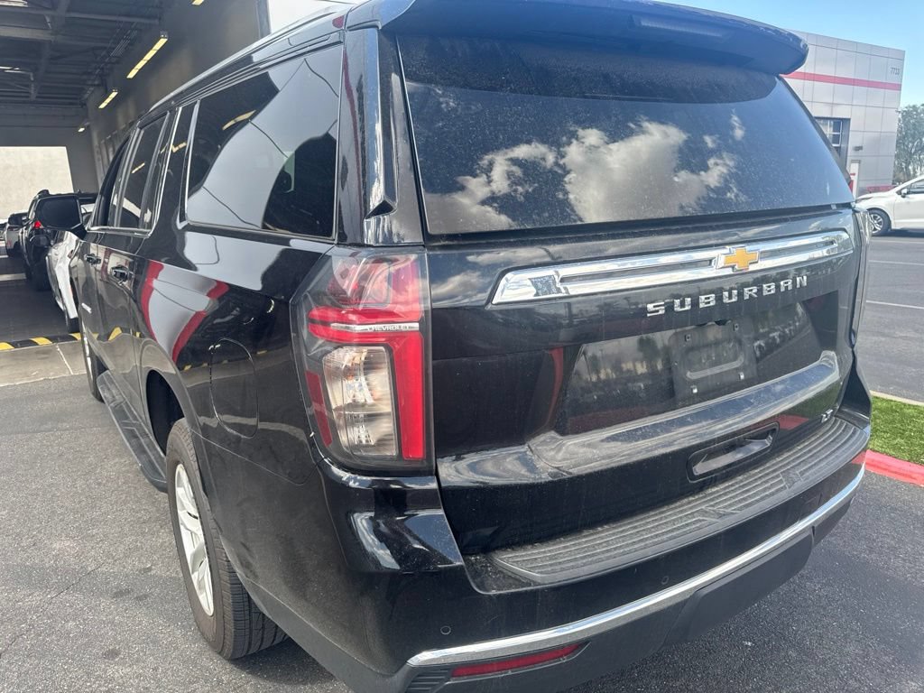 Used 2024 Chevrolet Suburban LT RWD image 4