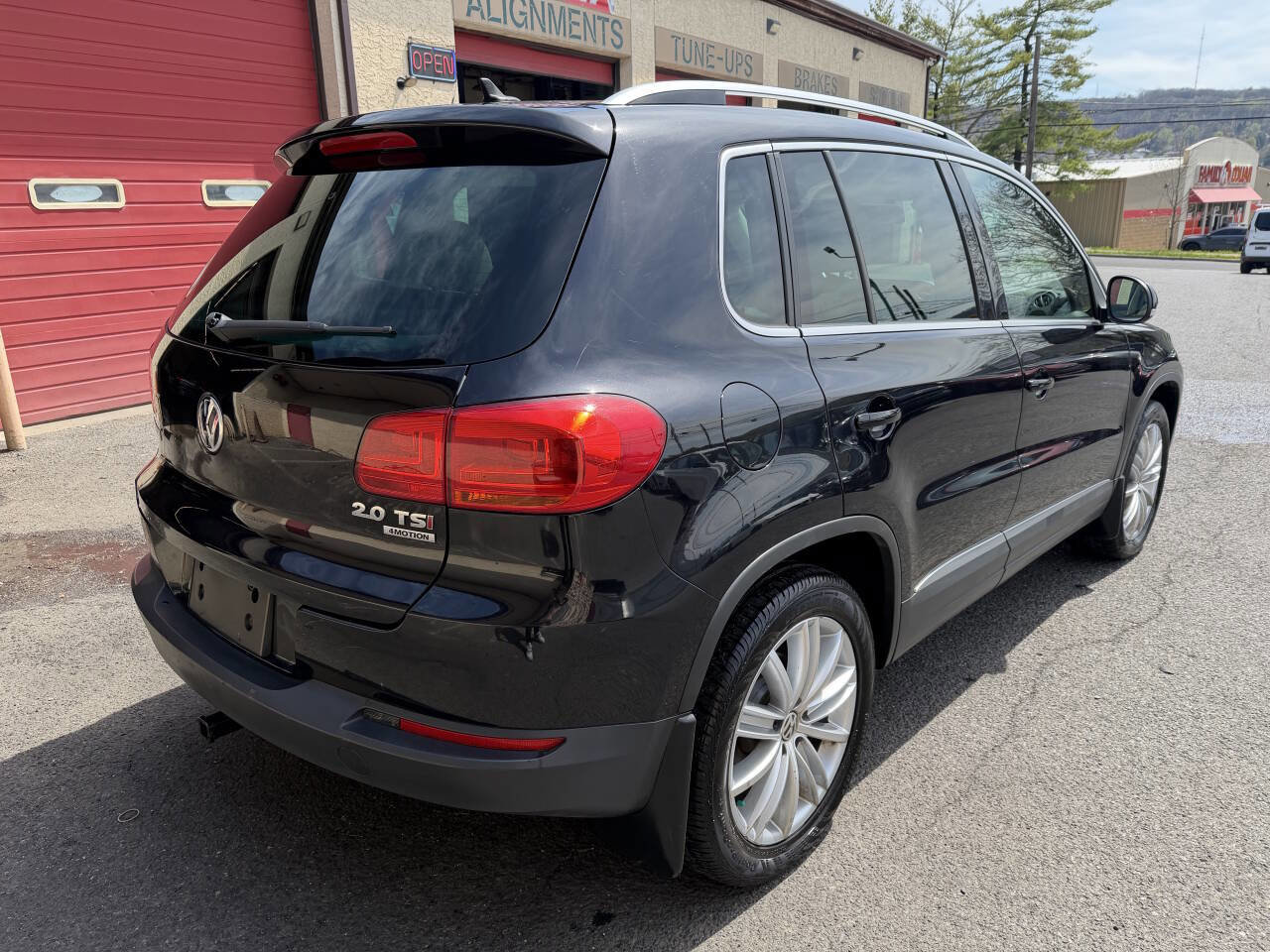 Used 2015 Volkswagen Tiguan SEL image 6