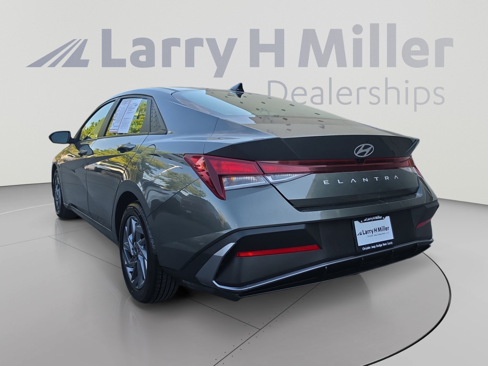 Used 2024 Hyundai Elantra SEL FWD image 3