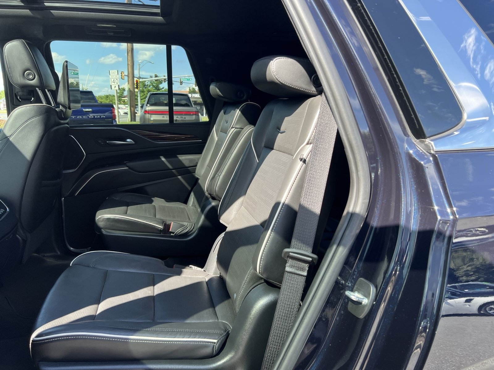 Used 2023 Cadillac Escalade Premium Luxury w/ LPO, Floor Liner Package AWD/4WD image 24