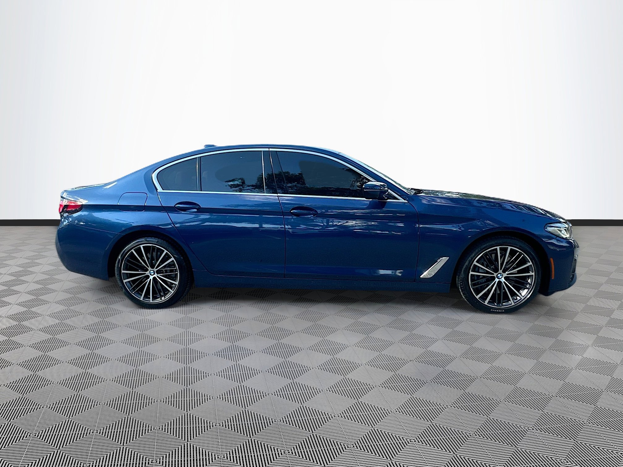 Used 2023 BMW 540i w/ Premium Package image 8