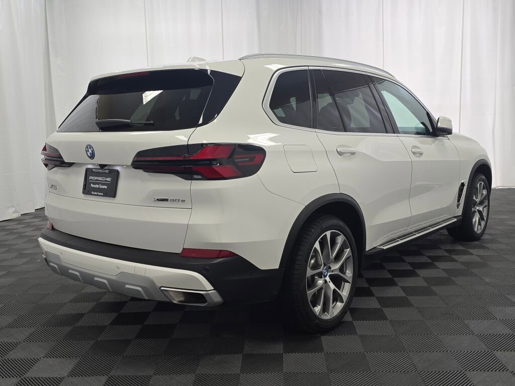 Used 2025 BMW X5 xDrive50e image 5