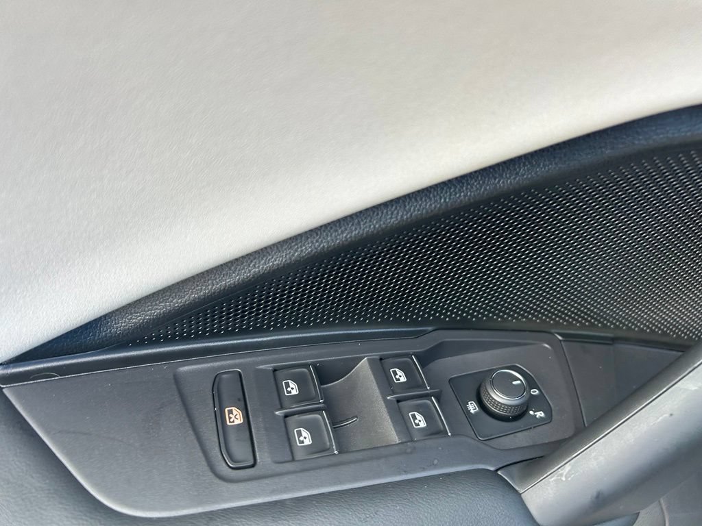 Used 2025 Volkswagen Tiguan SE FWD image 46
