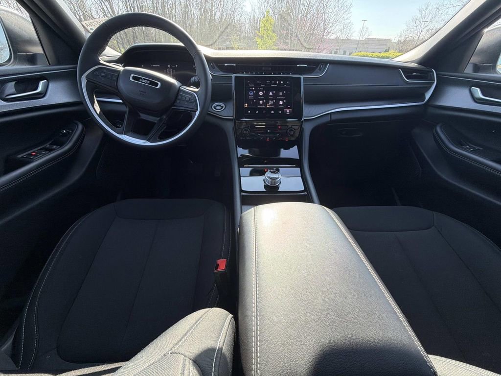 Used 2024 Jeep Grand Cherokee Laredo image 19